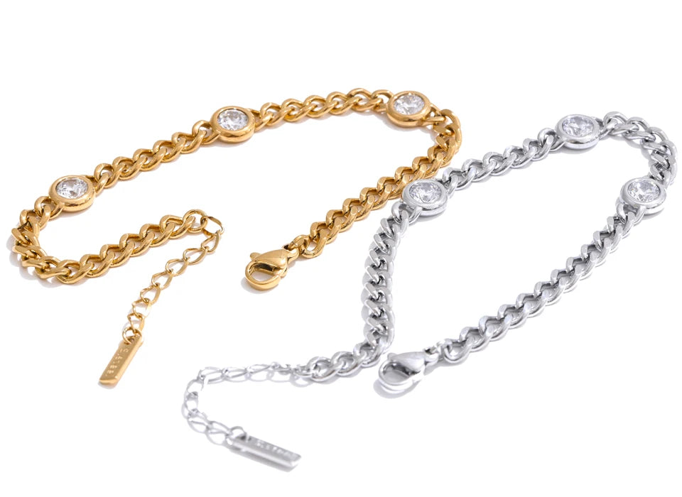 Cubic zirconia geometric chain necklace in gold-plated stainless steel with cubic zirconia.