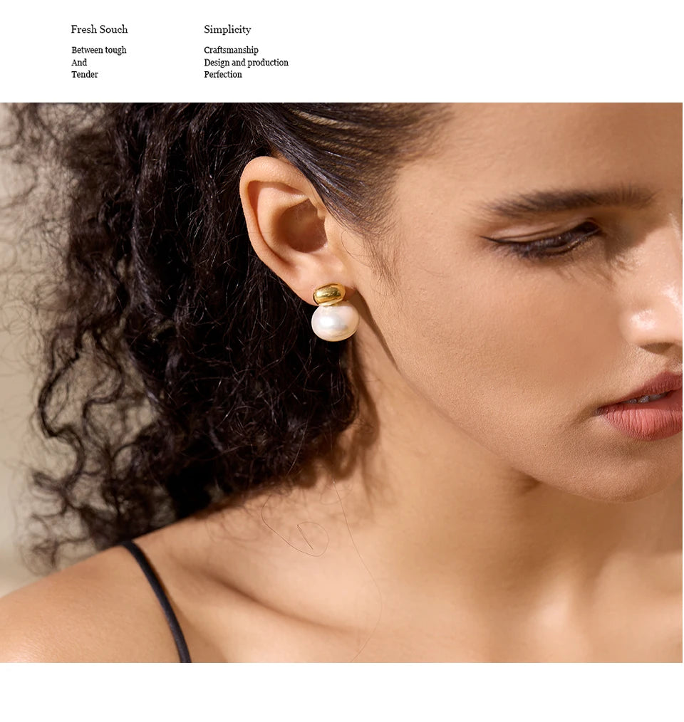 Pearl beaded geometric earrings in gold-plated stainless steel with pearl.