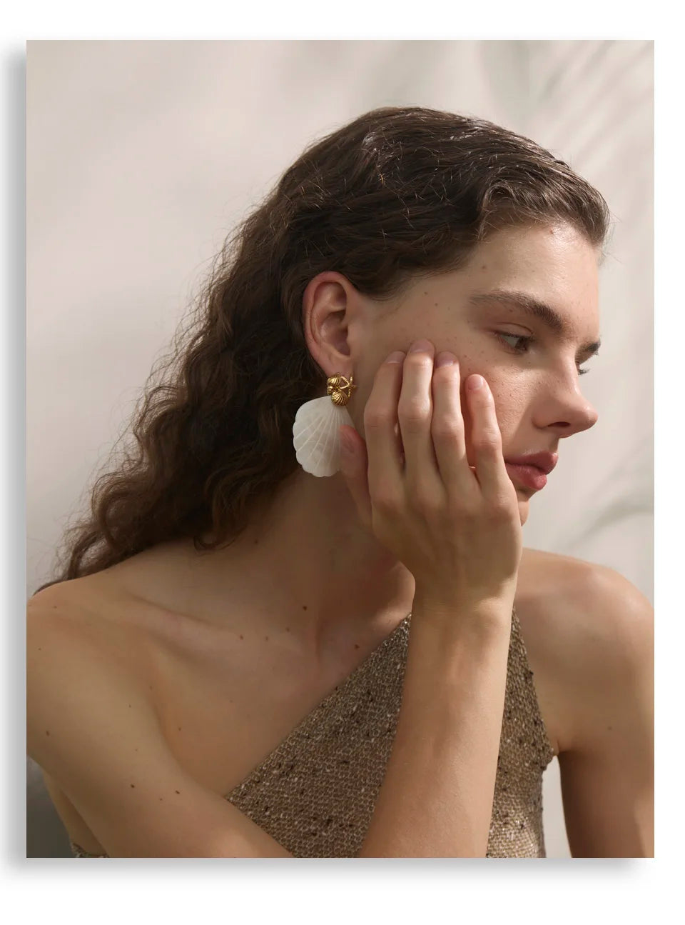 Shell star geometric earrings in gold-plated stainless steel with shell.