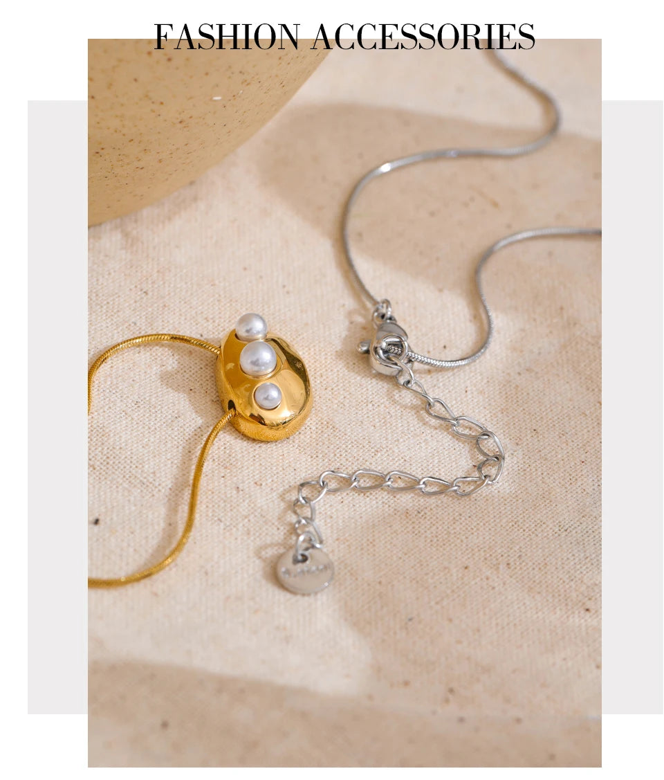 Pearl geometric necklace in gold-plated stainless steel with pearl.