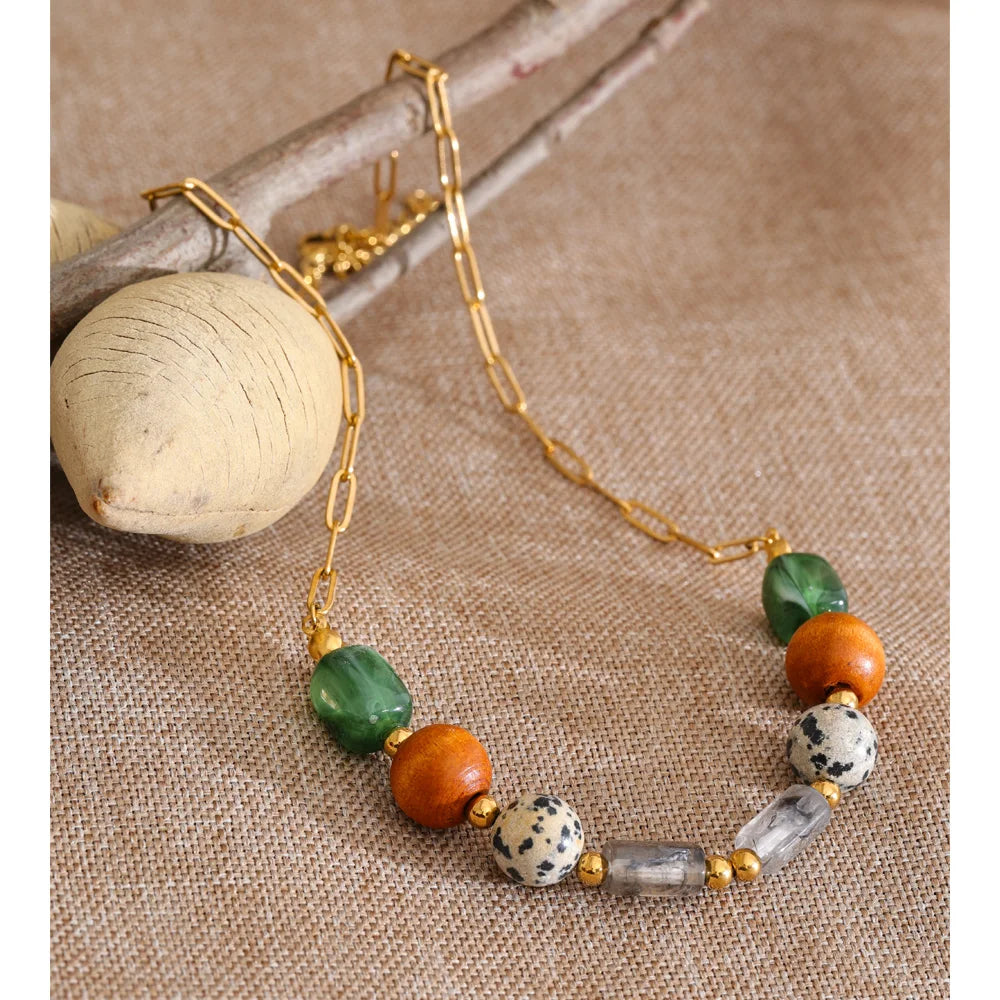 Resin natural stone beaded necklace in gold-plated stainless steel with natural stone and resin.