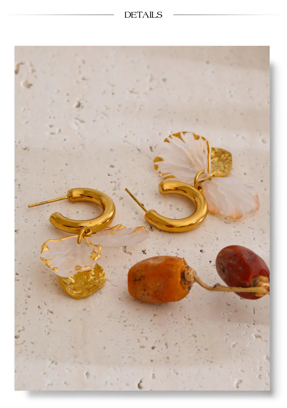 Resin flower geometric earrings in gold-plated stainless steel with resin.