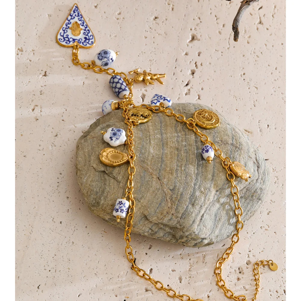 Heart flower necklace in gold-plated stainless steel.