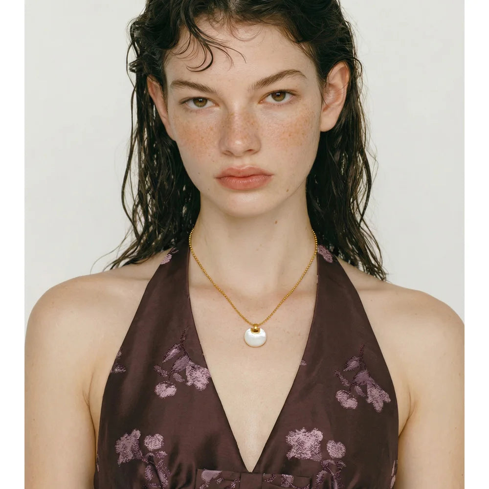 Shell geometric necklace in gold-plated stainless steel with shell.