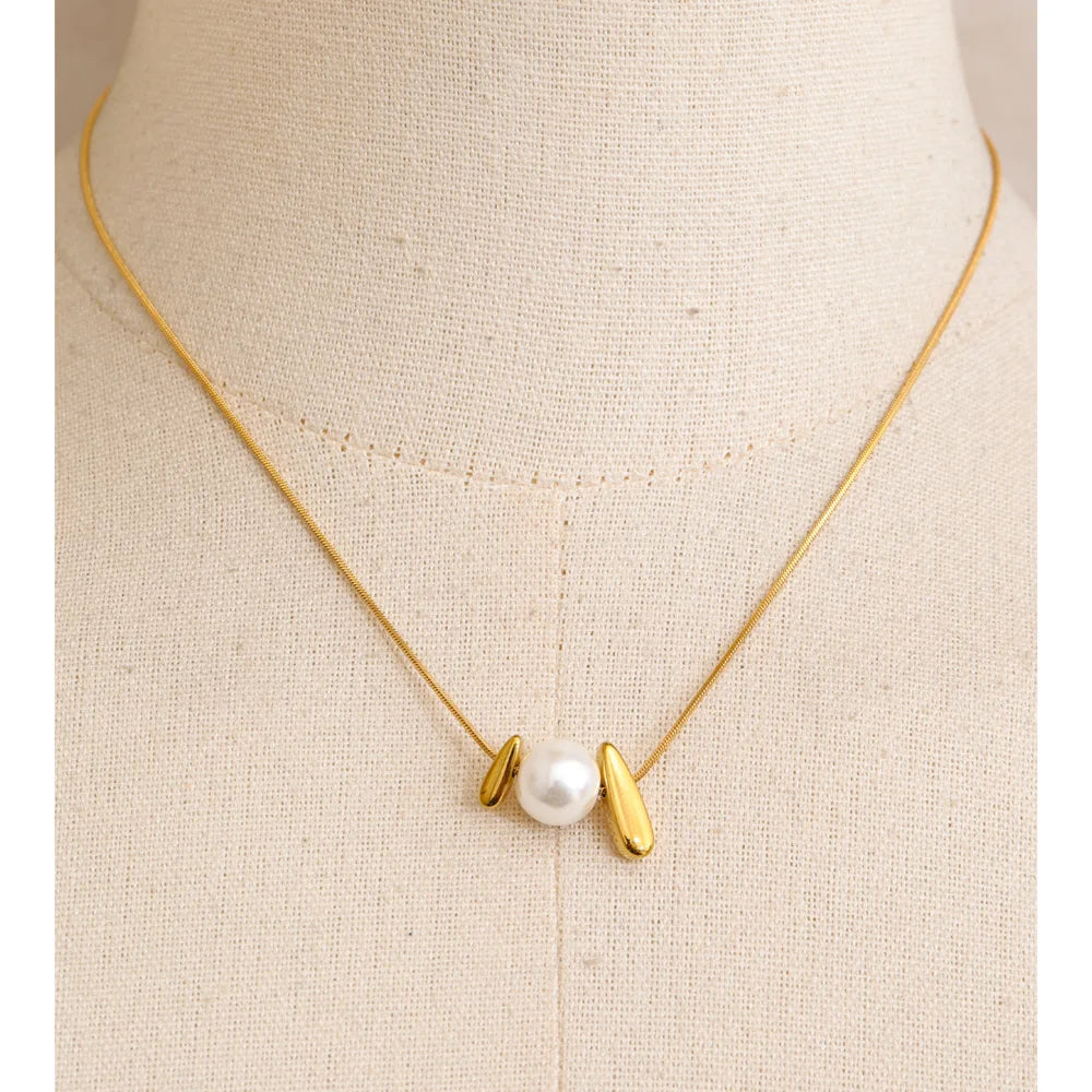 Pearl geometric necklace in gold-plated stainless steel with pearl.
