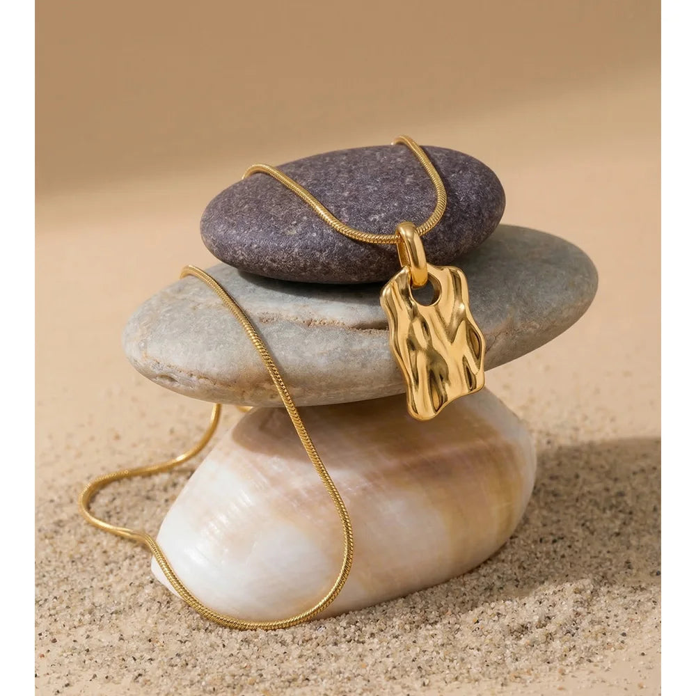 Geometric necklace in gold-plated stainless steel.