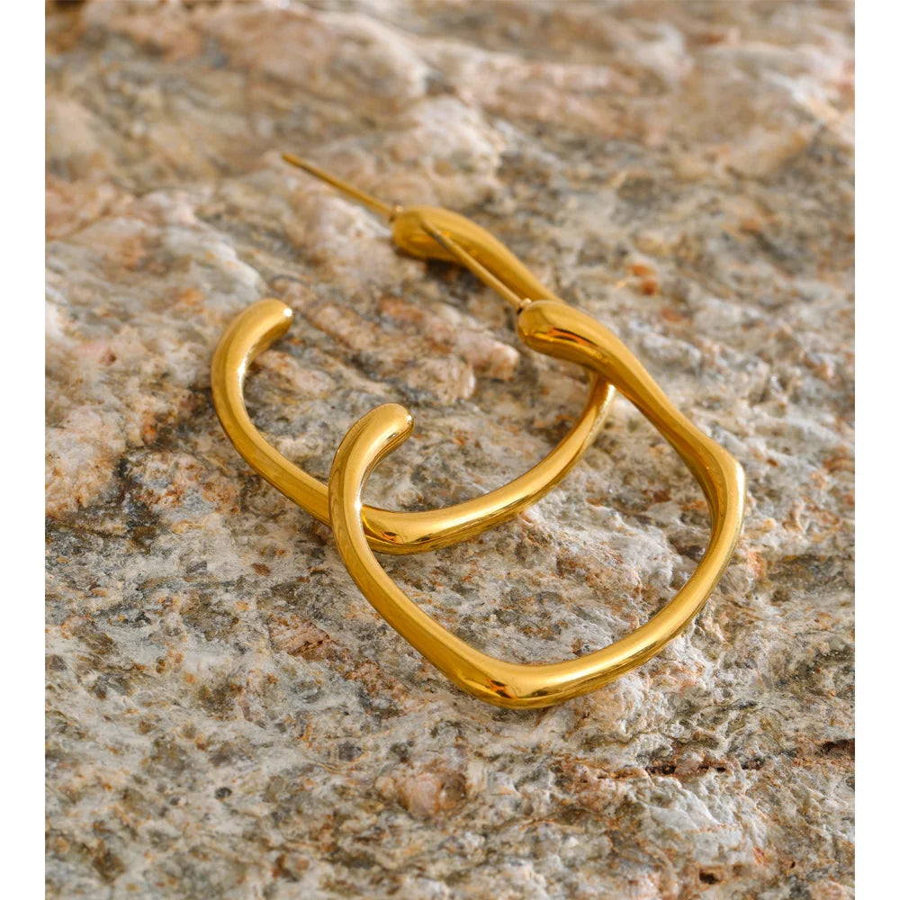 Minimalist geometric earrings in gold-plated stainless steel.