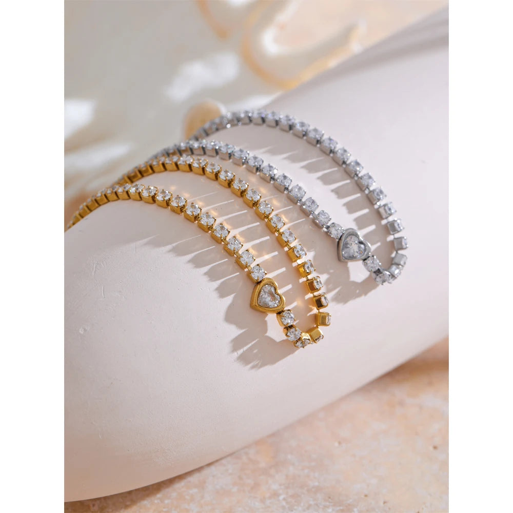 Cubic zirconia heart geometric necklace in gold-plated stainless steel with cubic zirconia.