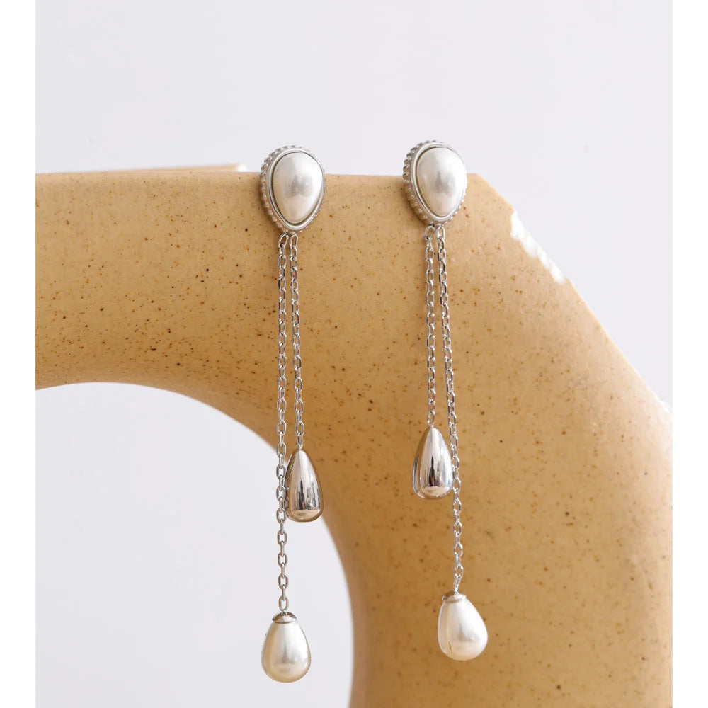 Pearl geometric chain earrings in gold-plated stainless steel with pearl.