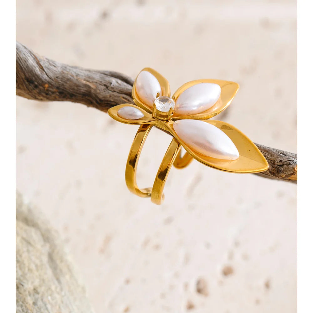 Pearl flower ring in 18K gold-plated stainless steel with pearl.