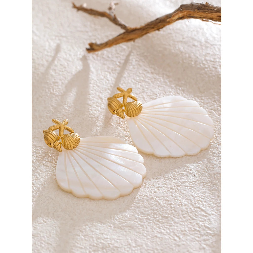 Shell star geometric earrings in gold-plated stainless steel with shell.