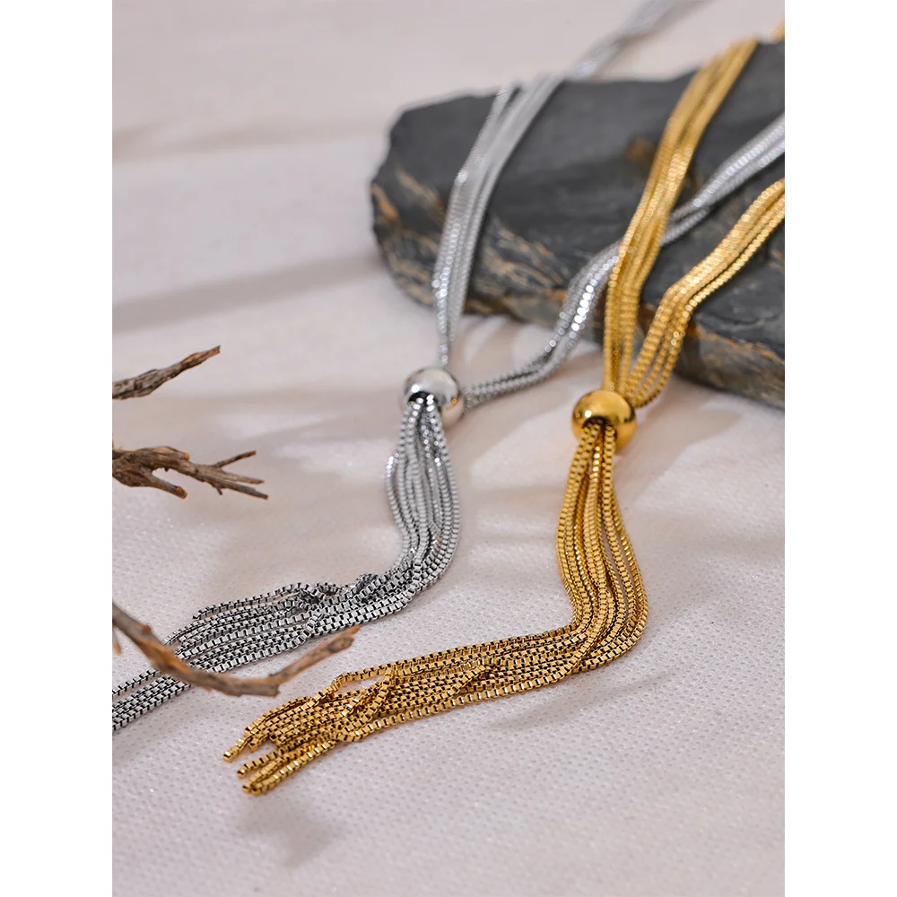 Geometric chain necklace in gold-plated stainless steel.