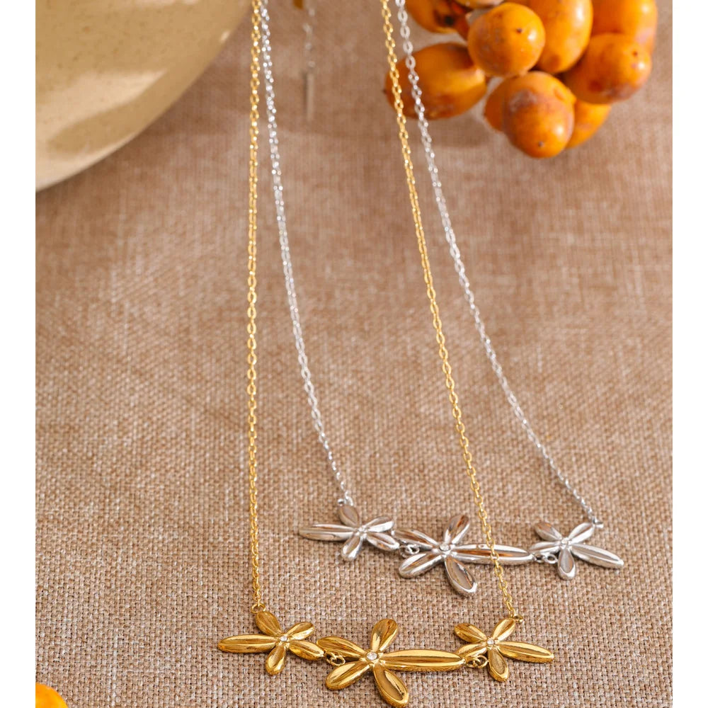 Cubic zirconia flower necklace in gold-plated stainless steel with cubic zirconia.