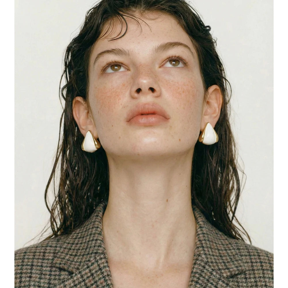 Black pearl geometric earrings in gold-plated stainless steel with pearl.