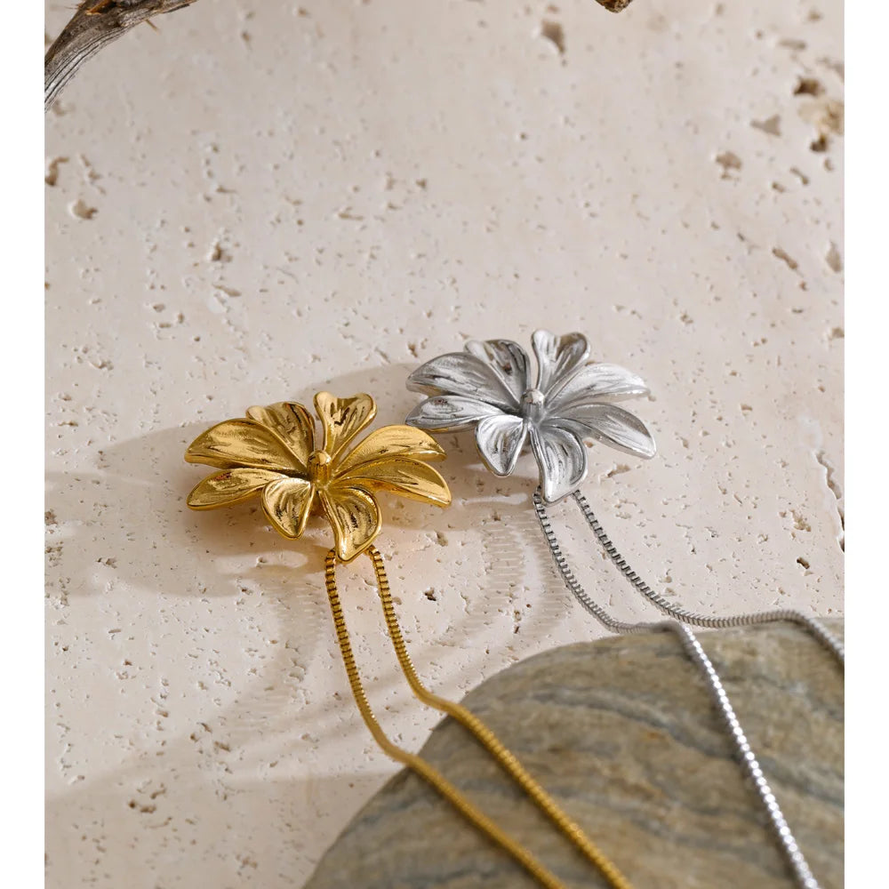 Flower necklace in gold-plated stainless steel.
