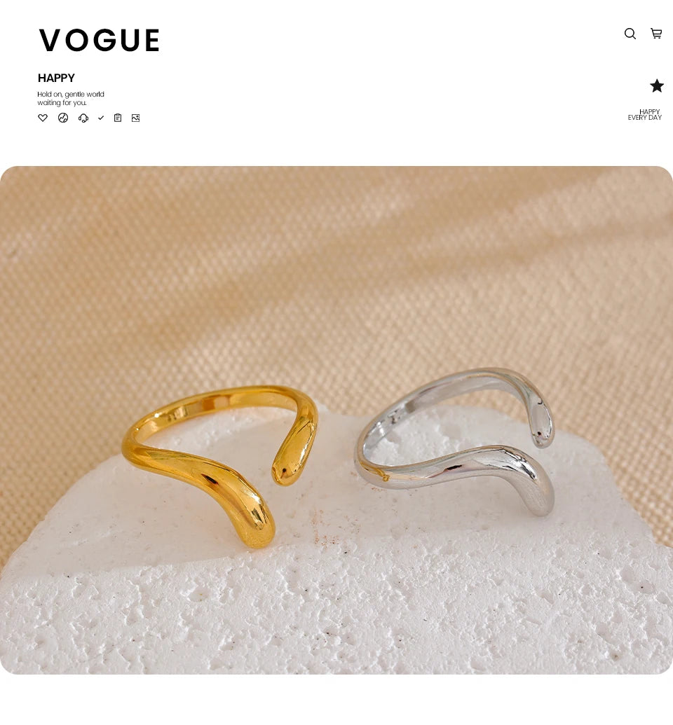 Minimalist geometric ring in gold-plated stainless steel.
