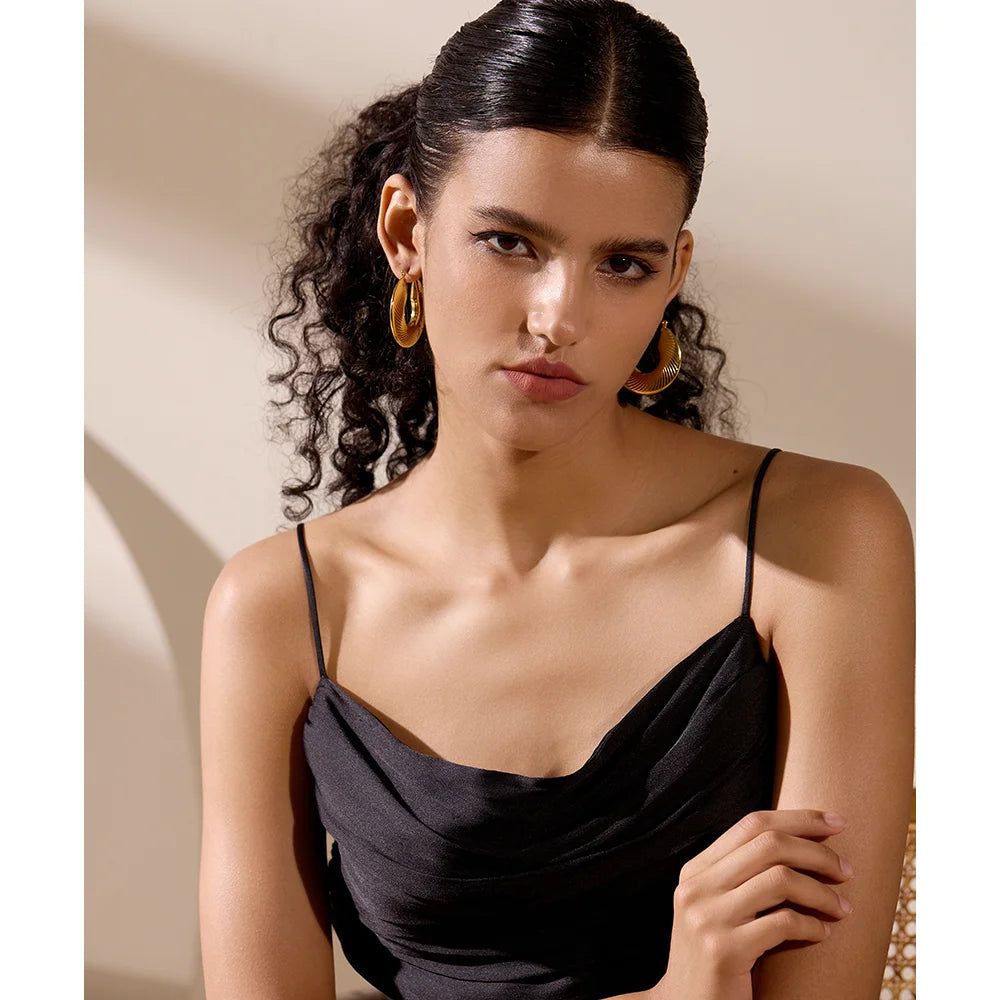 Minimalist geometric earrings in gold-plated stainless steel.