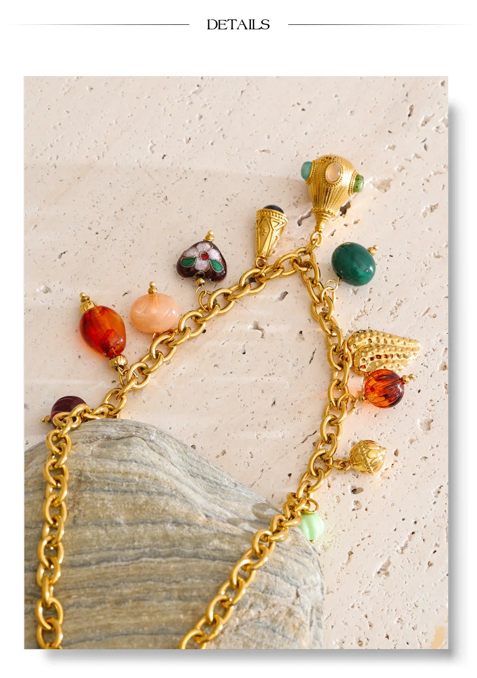 Resin heart geometric necklace in gold-plated stainless steel with resin.