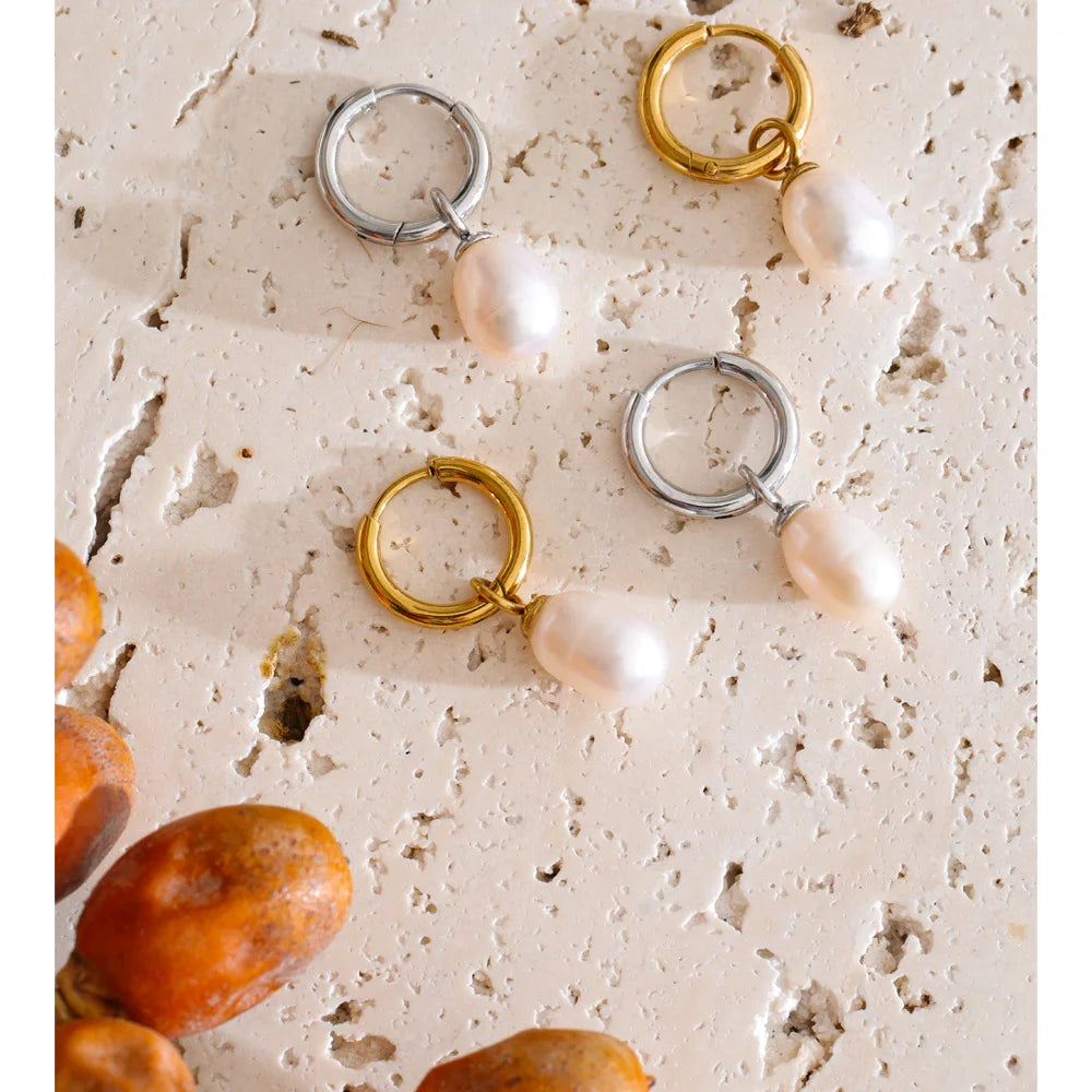 Freshwater pearl geometric earrings in gold-plated stainless steel with freshwater pearl.