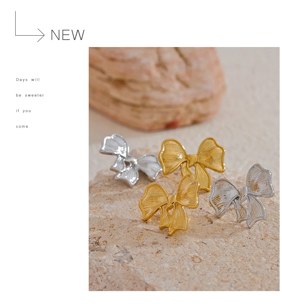 Bow earrings in gold-plated stainless steel.