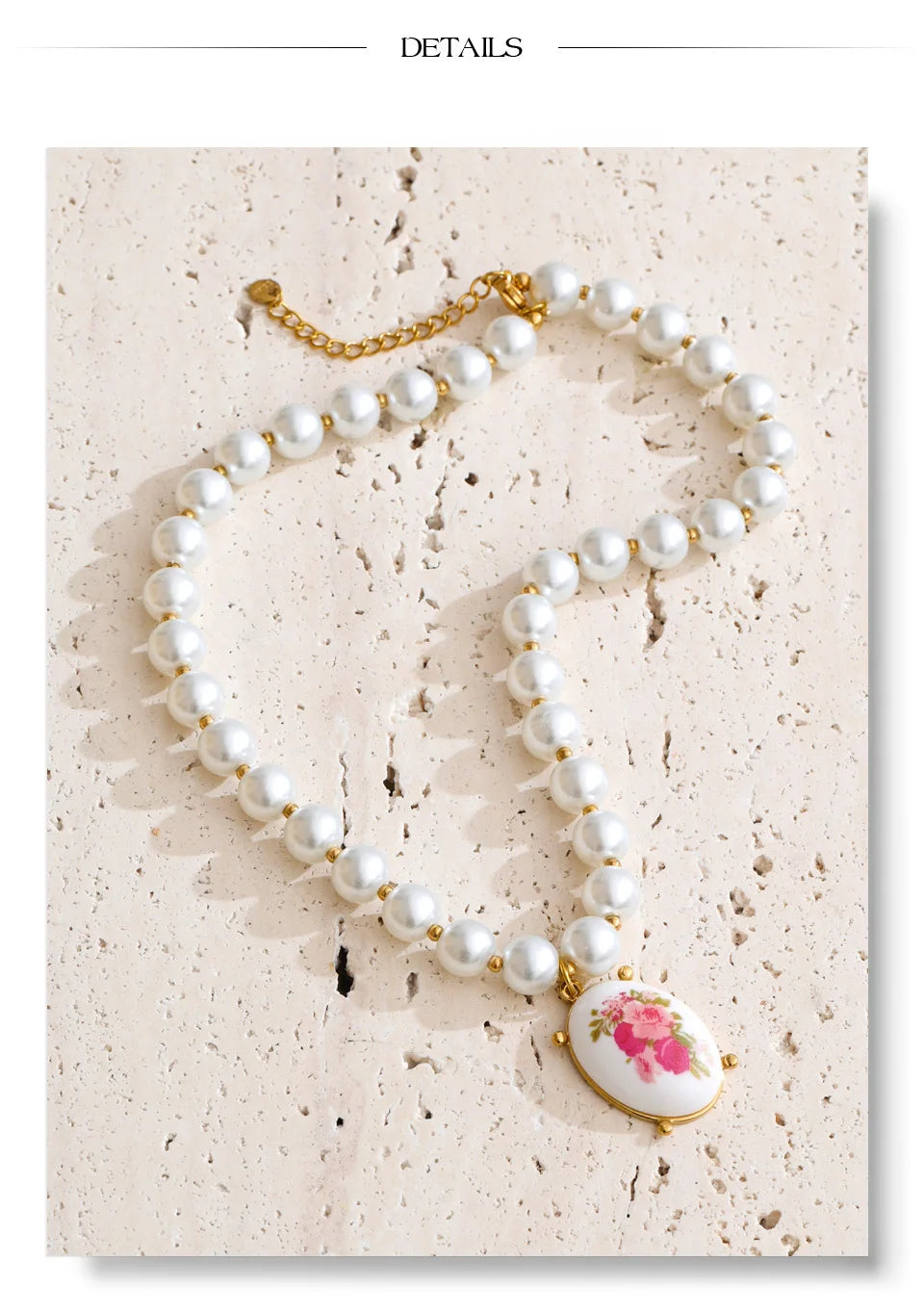 Pearl resin flower necklace in gold-plated stainless steel with pearl and resin.
