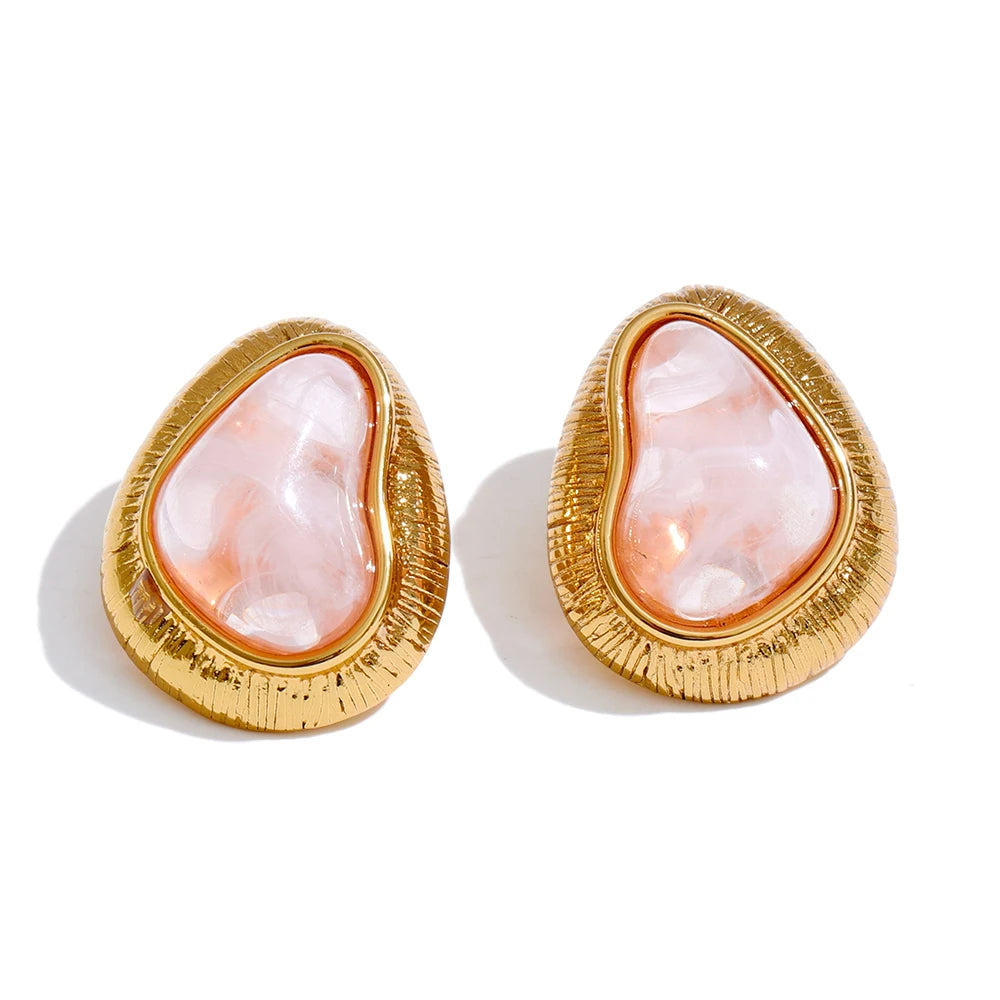 Resin acrylic heart earrings in gold-plated stainless steel with resin and acrylic.