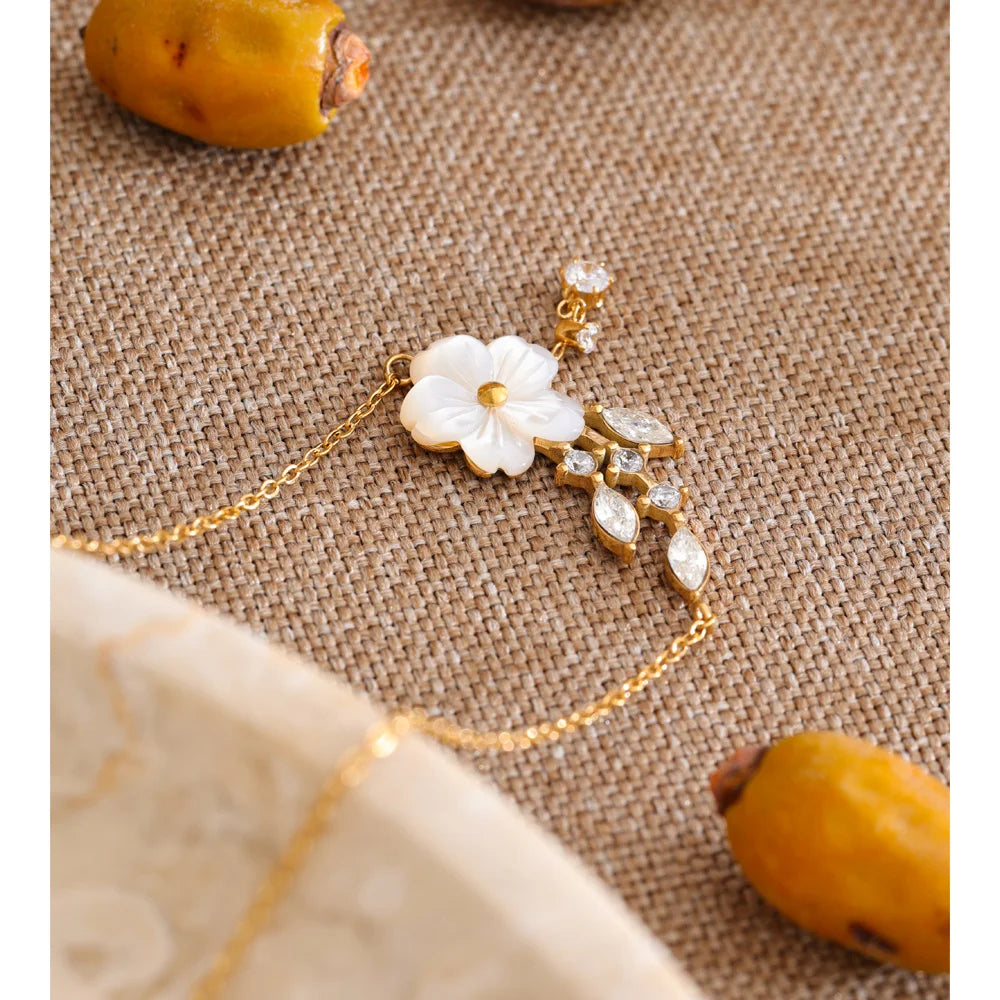 Cubic zirconia shell flower necklace in gold-plated stainless steel with cubic zirconia and shell.