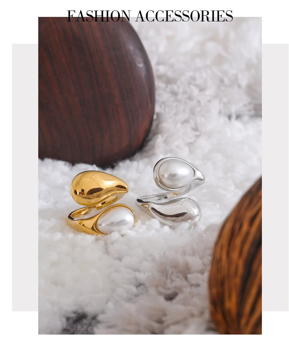 Pearl geometric ring in gold-plated stainless steel with pearl.