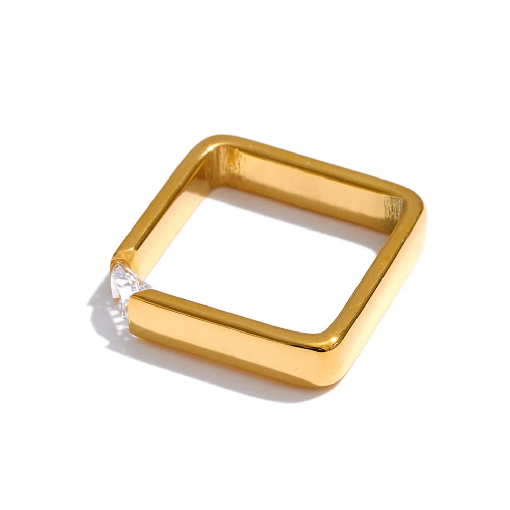 Cubic zirconia minimalist geometric ring in 18K gold-plated stainless steel with cubic zirconia.