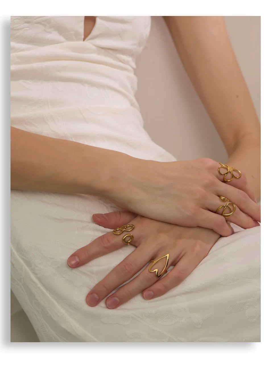 Flower ring in gold-plated stainless steel.