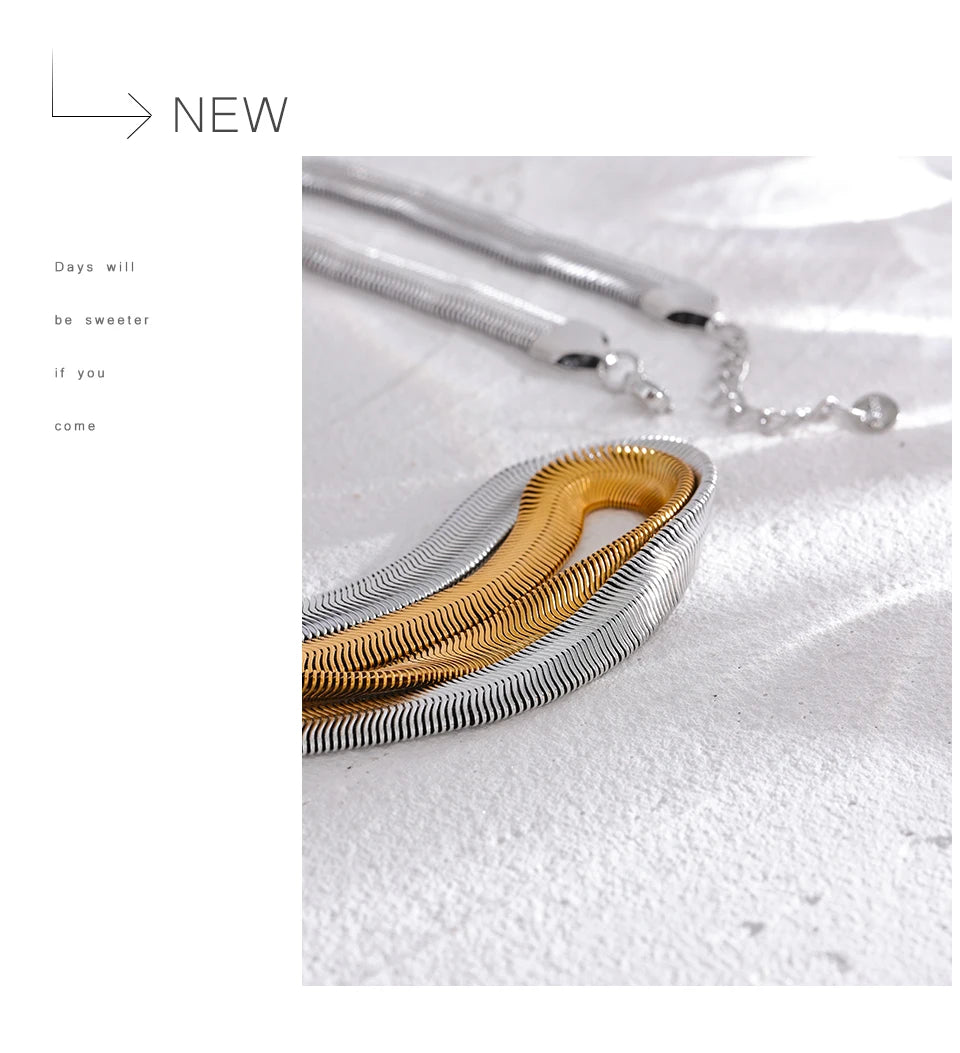 Geometric chain necklace in gold-plated stainless steel.