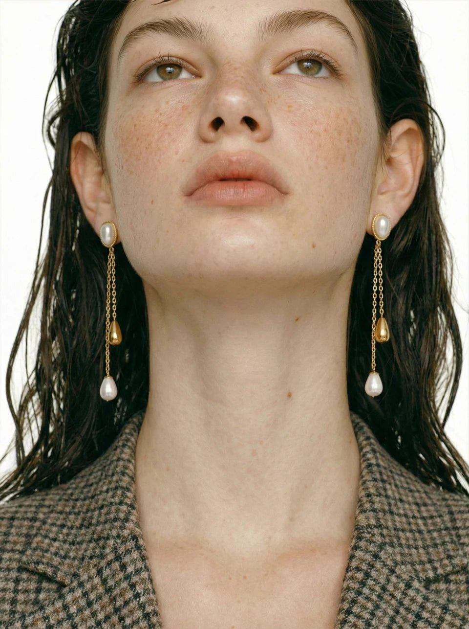 Pearl geometric chain earrings in gold-plated stainless steel with pearl.