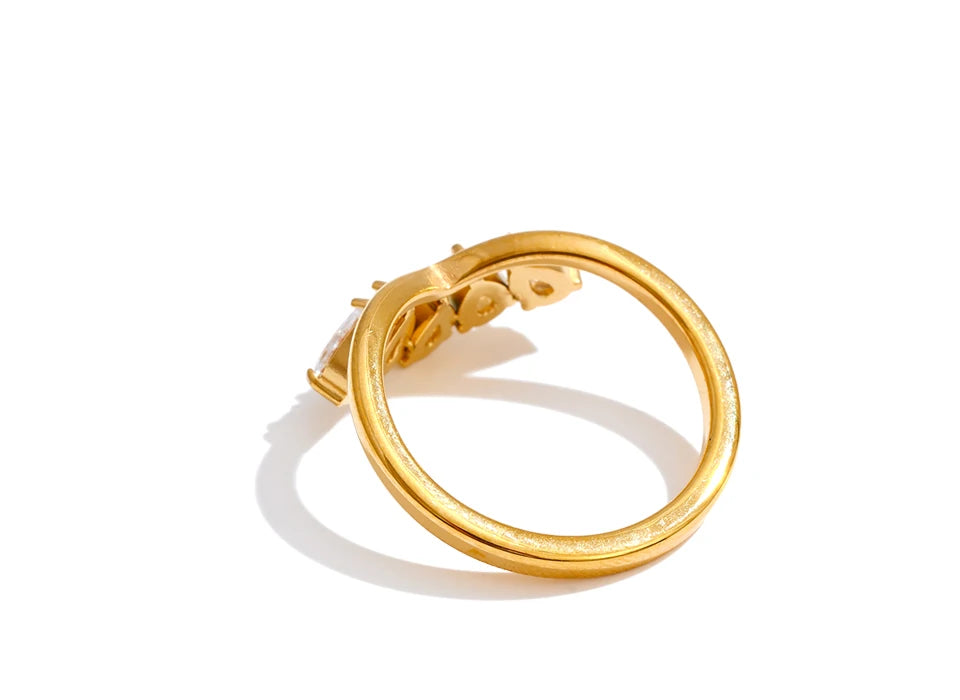 Cubic zirconia flower geometric ring in 18K gold-plated stainless steel with cubic zirconia.