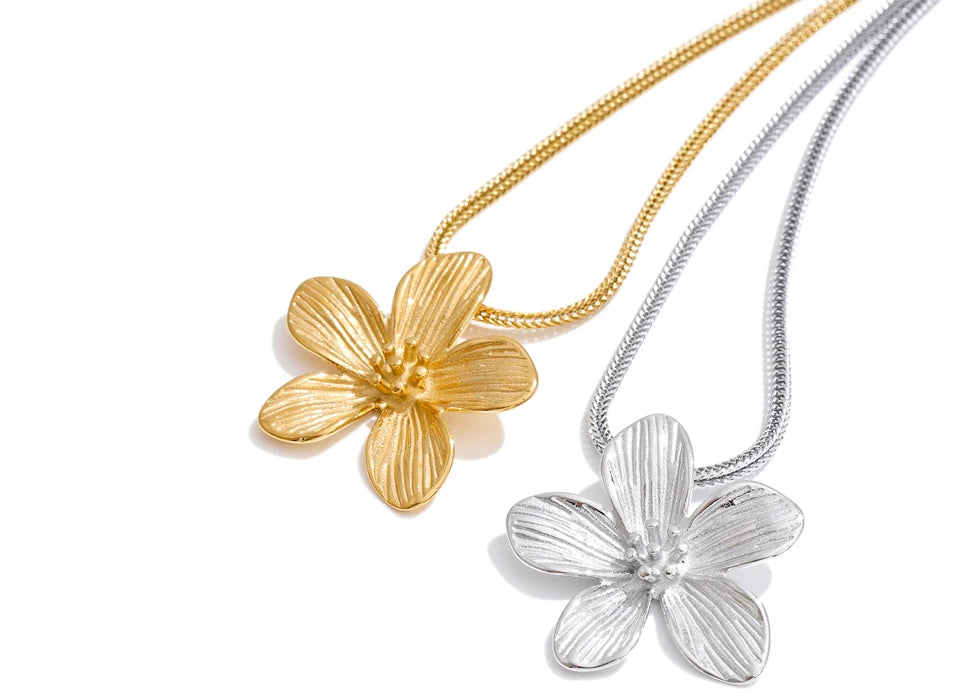 Flower necklace in gold-plated stainless steel.