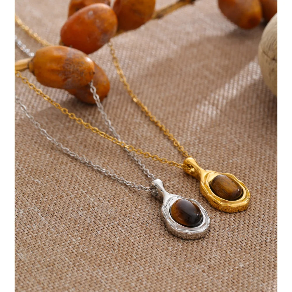 Natural stone geometric necklace in gold-plated stainless steel with natural stone.