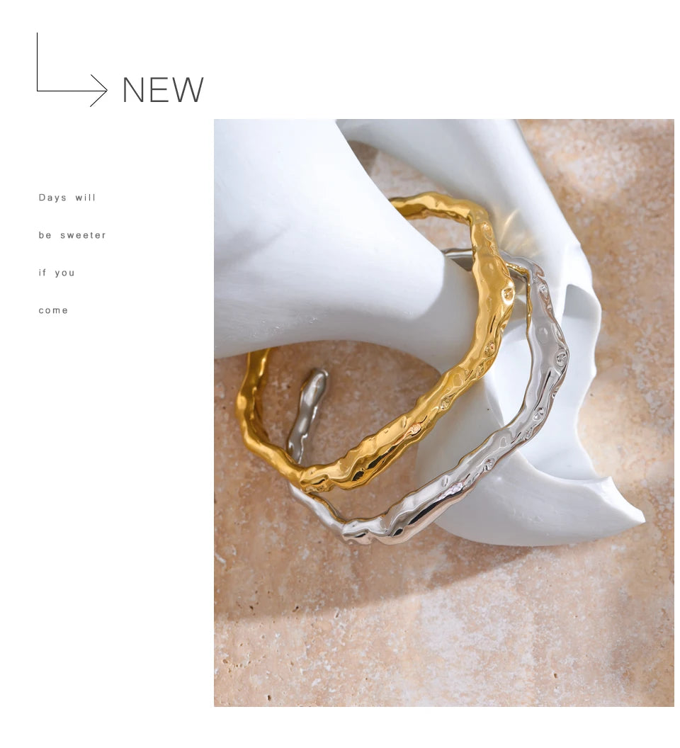 Hammered minimalist geometric bracelet in gold-plated stainless steel.