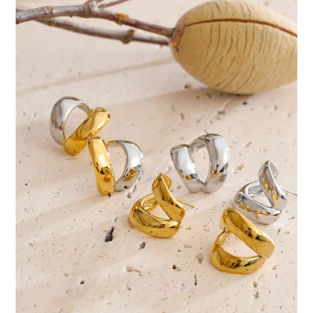 Geometric earrings in gold-plated stainless steel.