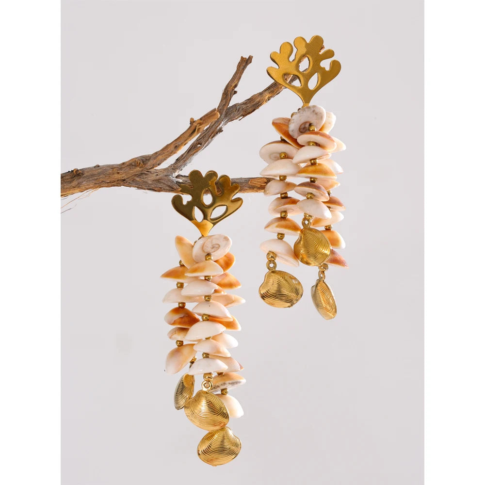 Shell geometric earrings in gold-plated stainless steel with shell.