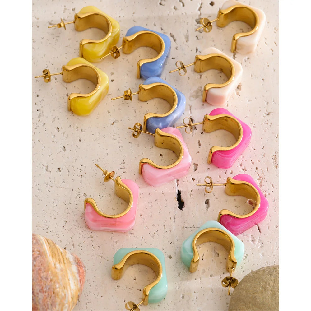 Resin acrylic geometric earrings in gold-plated stainless steel with resin and acrylic.