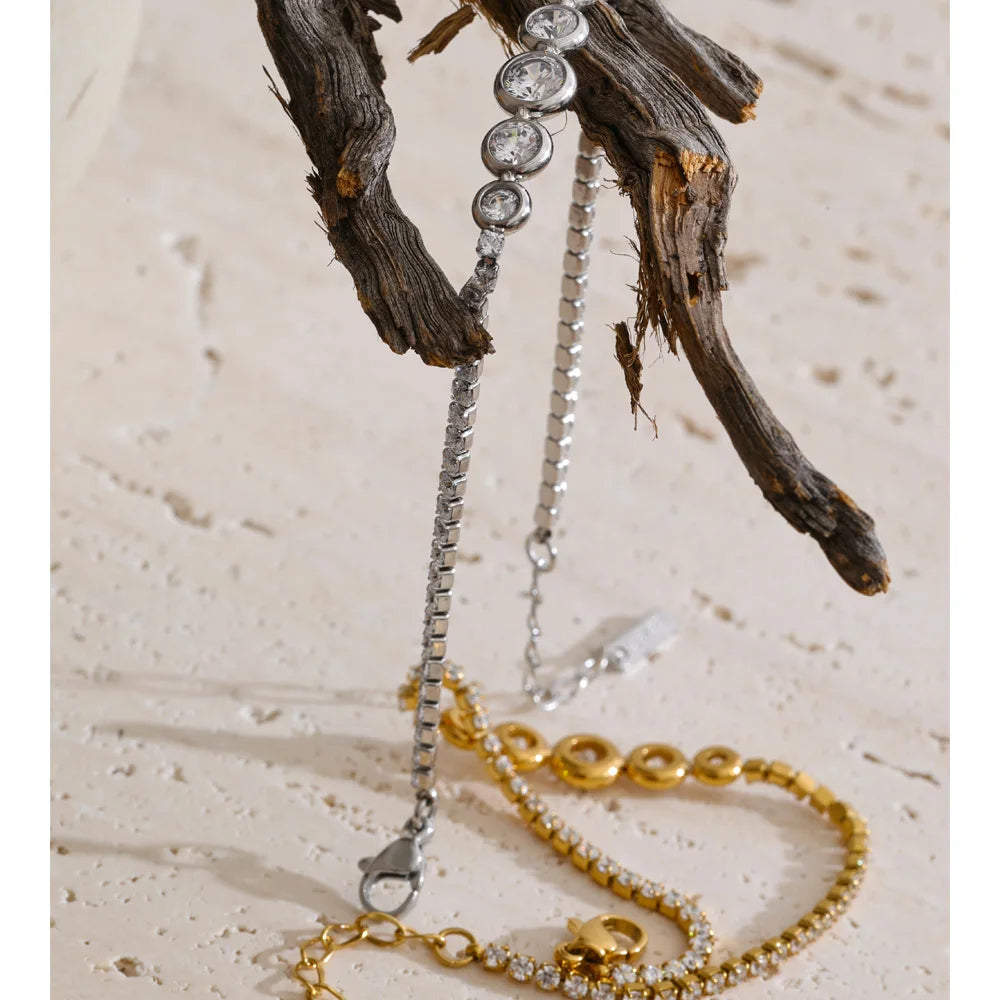 Cubic zirconia geometric chain necklace in gold-plated stainless steel with cubic zirconia.