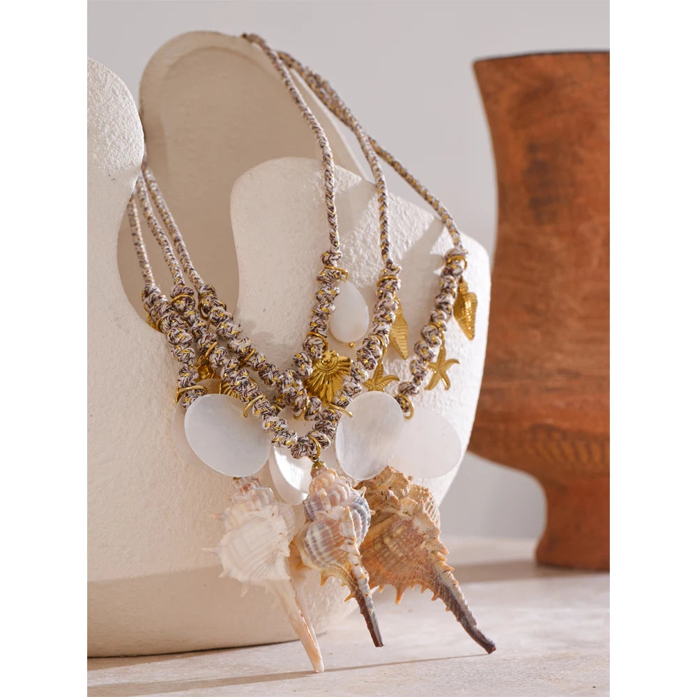 Shell star geometric necklace in gold-plated stainless steel with shell.