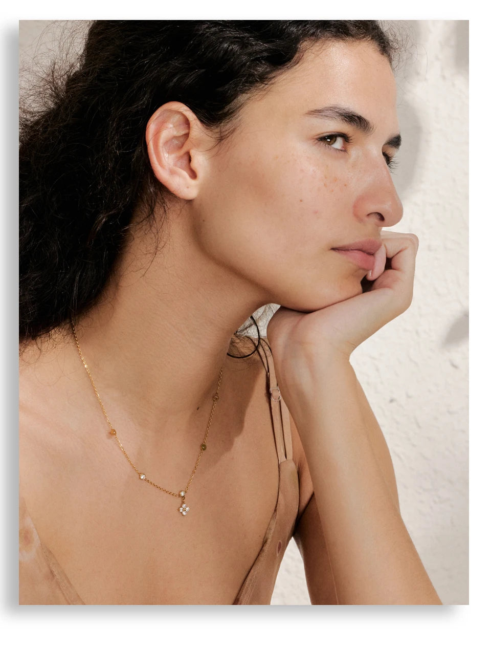 Cubic zirconia flower necklace in gold-plated stainless steel with cubic zirconia.