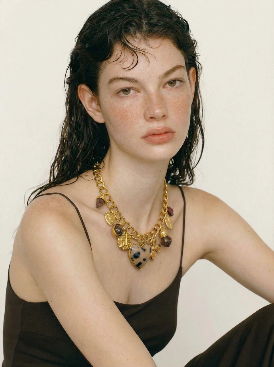Resin heart flower necklace in gold-plated stainless steel with resin.