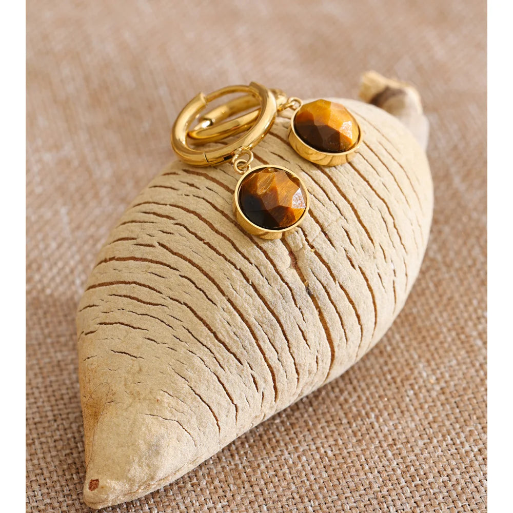 Red natural stone geometric earrings in gold-plated stainless steel with natural stone.