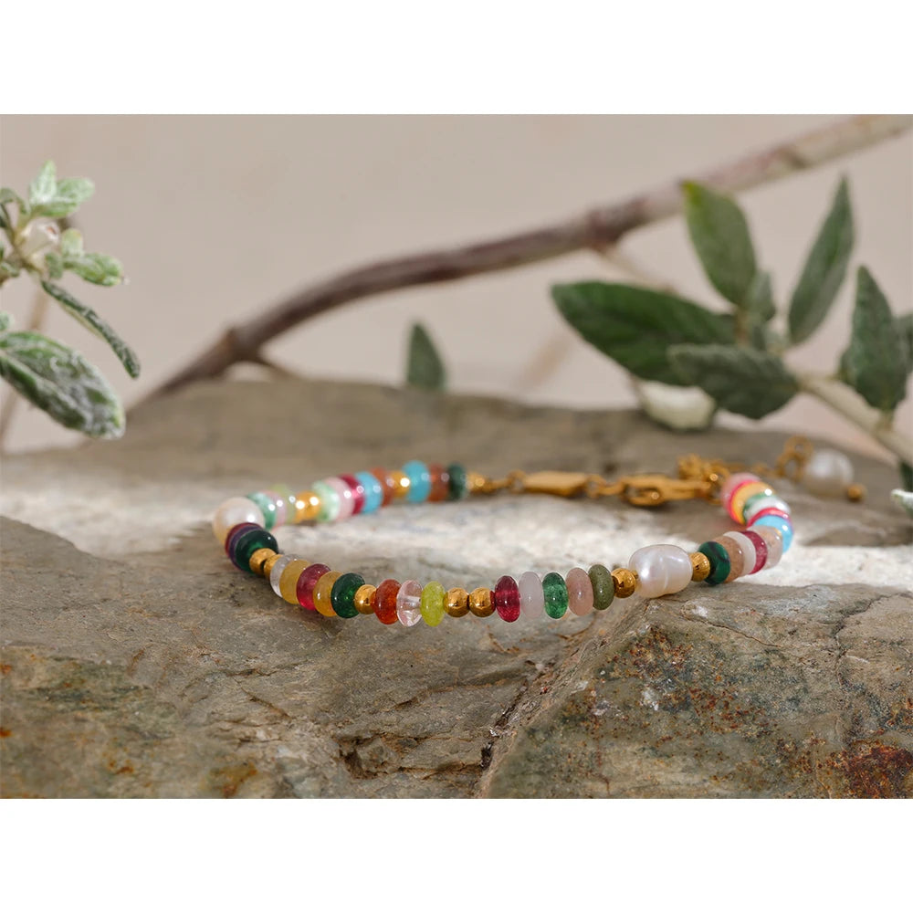 Pearl natural stone geometric necklace in gold-plated stainless steel with pearl and natural stone.