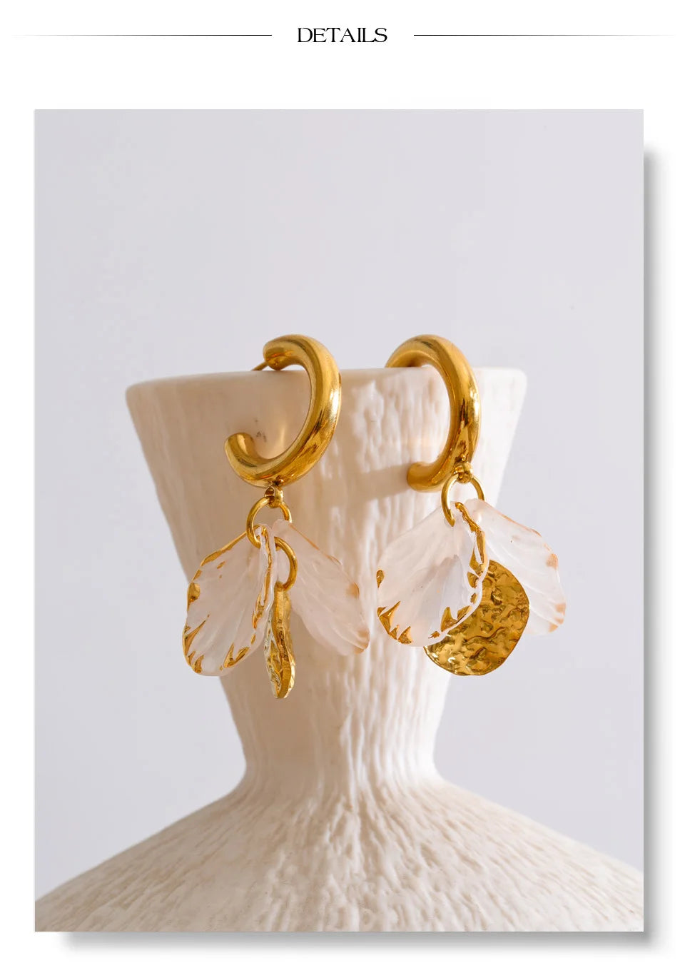 Resin flower geometric earrings in gold-plated stainless steel with resin.