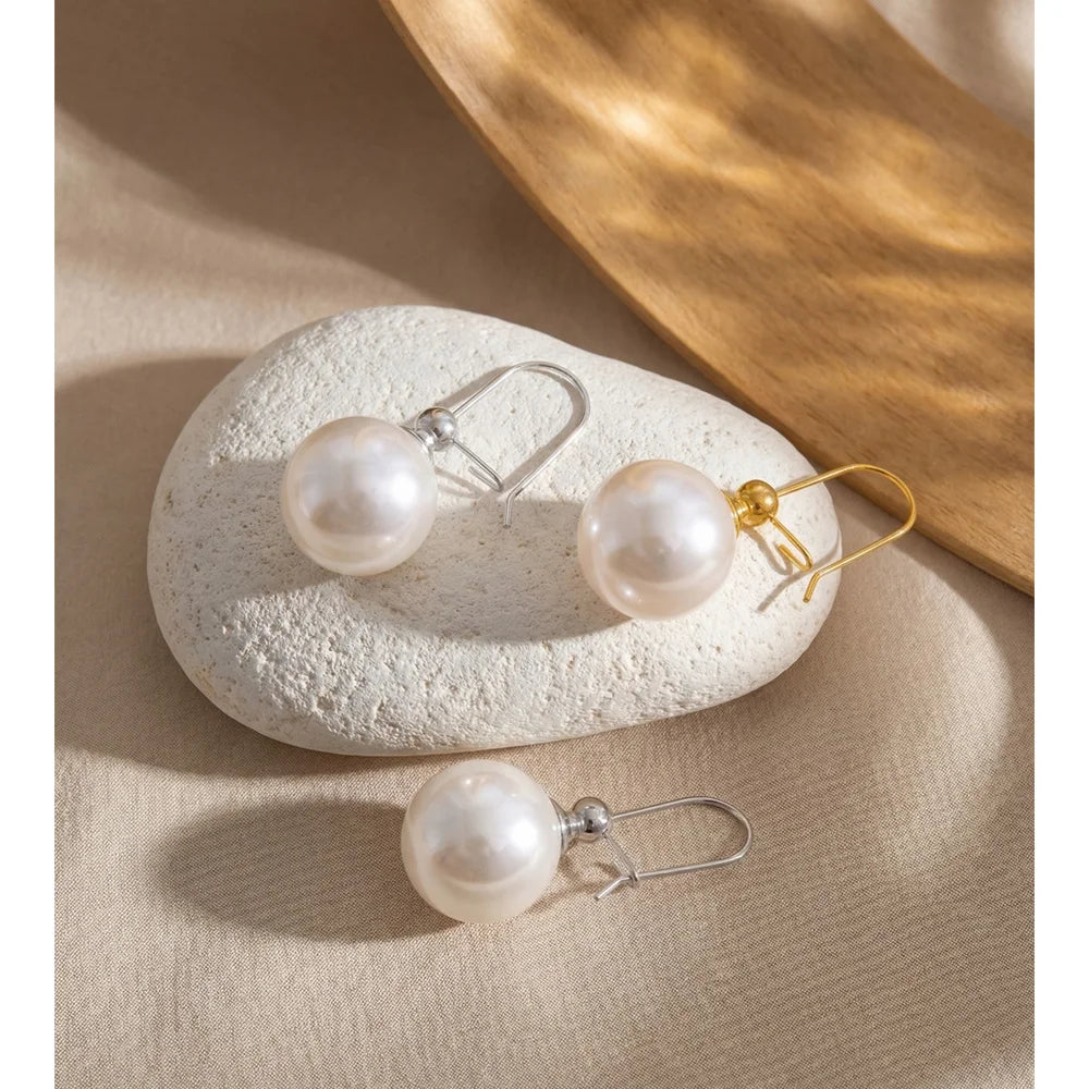 Pearl geometric earrings in gold-plated stainless steel with pearl.