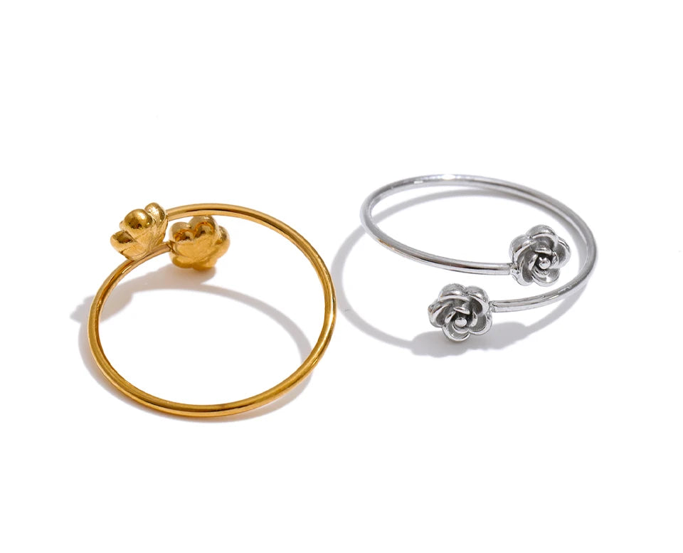 Flower geometric ring in 18K gold-plated stainless steel.