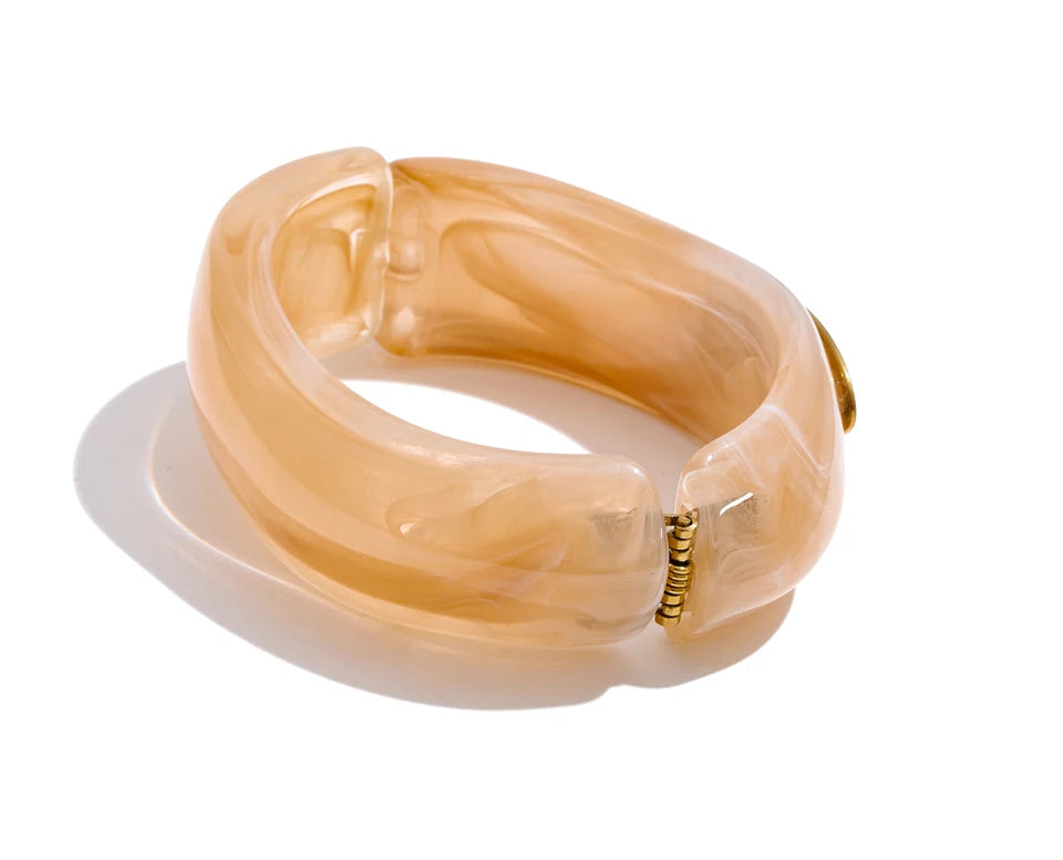 Resin acrylic geometric bracelet in gold-plated stainless steel with resin and acrylic.