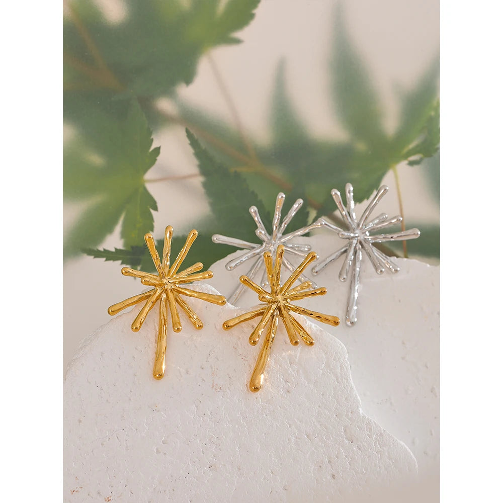 Hammered geometric earrings in gold-plated 316L stainless steel.